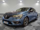 une voiture bleue est garée sur le sol à carreaux d'un garage