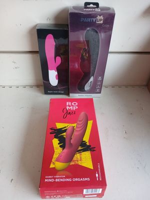 deux boîtes de jouets érotiques posées l'une à côté de l'autre sur une table