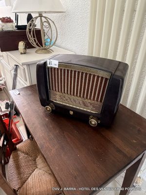 an old radio sitting on top of a wooden table