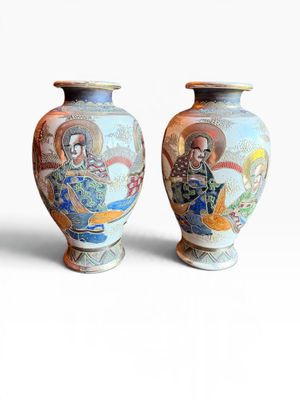 paire de vases asiatiques sur fond blanc, avec un fond blanc