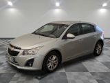 La Chevrolet Cruz est garée dans une pièce dont le sol est en damier.