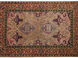 un tapis persan antique avec un motif floral sur fond blanc