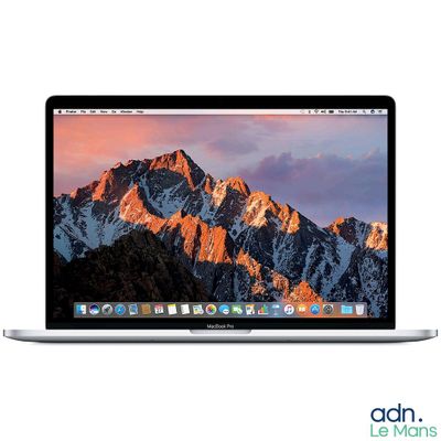 un ordinateur portable MacBook Pro d'Apple avec une chaîne de montagnes en arrière-plan
