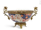 un grand saladier orné d'un motif floral