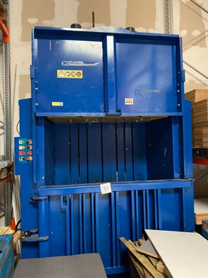 Un compacteur à carton XOVERTECH