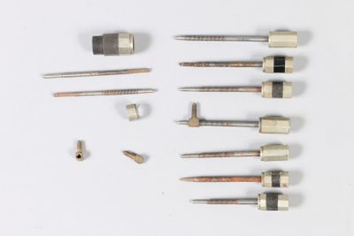 Lot de huit boutons d'archets en maillechort, dont un de Jos…