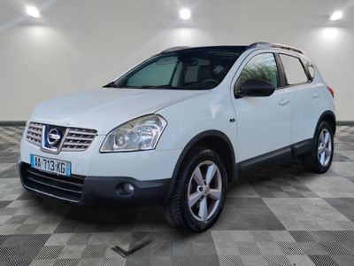 La Nissan RAV blanche est garée sur un sol carrelé à damier.