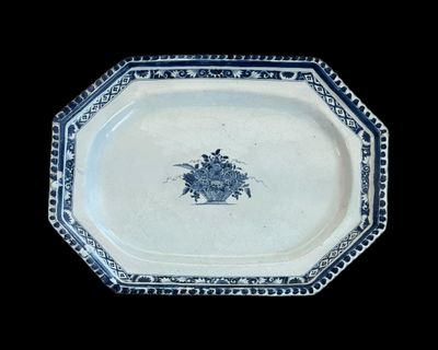 une assiette bleue et blanche avec l'image d'un oiseau dessus