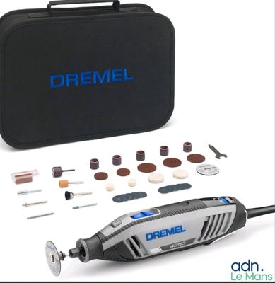 La ponceuse filaire Dremel est livrée dans une mallette de transport