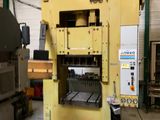 une grande machine qui se trouve dans un entrepôt