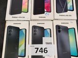 Un lot de six Samsung Galaxy A6 se trouve dans une boîte