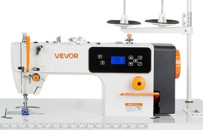 une machine à coudre posée sur une table
