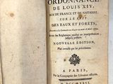 un livre écrit posé sur une table