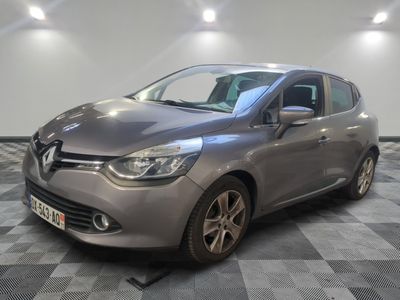 la voiture grise est garée sur un carrelage à carreaux