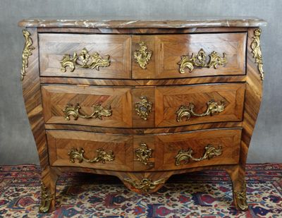 Commode galbée toutes face en bois de placage marqueté ouvra…