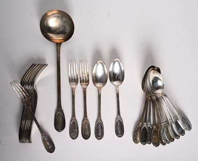 beaucoup de cuillères et de fourchettes en argent sur la table