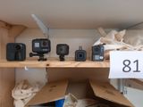 de nombreux appareils photo posés sur une étagère dans une pièce