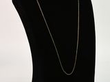 gros plan d'un collier sur un mannequin sur fond blanc