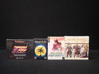 quatre jeux vidéo posés sur une surface noire