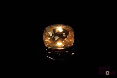 un saphir jaune sur fond noir