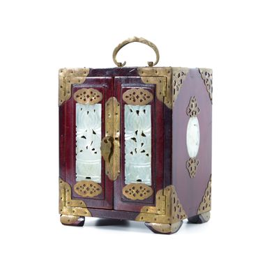 CHINE - XXe siècle Petit cabinet en bois laqué rouge ouvrant…