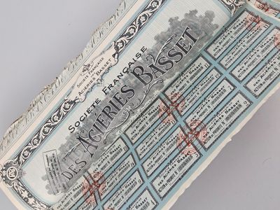 un gros plan d'une carte posée sur une table