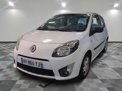 la photo d'une petite voiture blanche garée dans un garage
