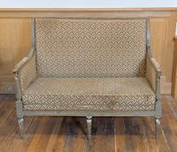 Banquette en bois sculpté laqué gris, le dossier renversé, l… (photo 3)