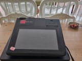 une photo d'un terminal de point de vente posé sur une table