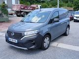 une petite camionnette grise garée sur le bord de la route