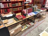 de nombreux livres posés sur une table dans une pièce