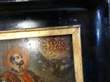 une photo d'un tableau représentant un homme vêtu d'un manteau rouge