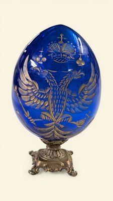 OEuf en cristal bleu nuit à décor en léger relief ciselé à l…