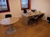 un bureau avec deux chaises et une table sur laquelle se trouve un ordinateur
