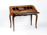un petit bureau avec un plateau en bois sur fond blanc
