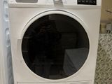 un lave-linge et un sèche-linge blancs placés l'un à côté de l'autre