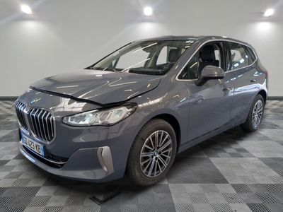 l'avant d'une BMW X1 grise garée sur un sol à damier
