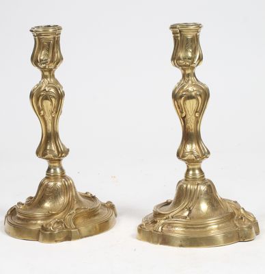 paire de chandeliers anciens en laiton sur piédestal sur fond blanc
