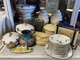 de nombreuses assiettes et bols sur une étagère dans un magasin