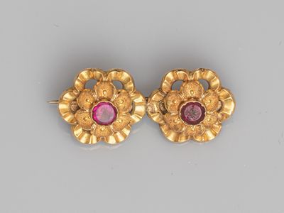 une paire de boucles d'oreilles en or et rubis