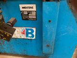 une machine posée sur une table dans une pièce