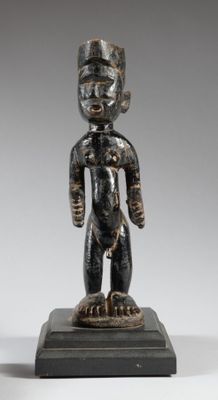 l'image d'une statue d'un homme avec un chapeau sur la tête
