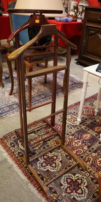 deux chaises et une table dans une pièce où se trouve un tapis