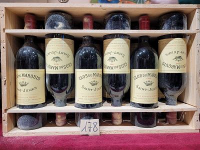 plusieurs bouteilles de vin dans une caisse en bois