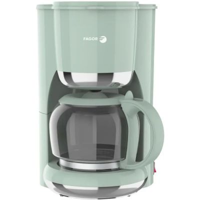 une cafetière verte posée sur une surface blanche