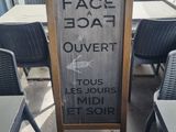 un panneau sur le trottoir sur lequel est représenté le profil d'un bateau
