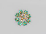 une broche en or et turquoise, ornée de perles