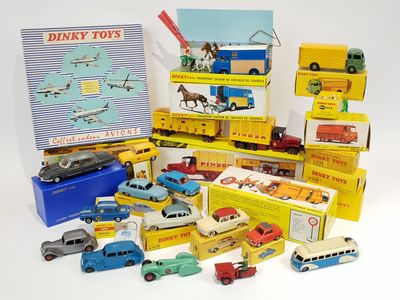 beaucoup de petites voitures et de camions qui se trouvent dans une boîte