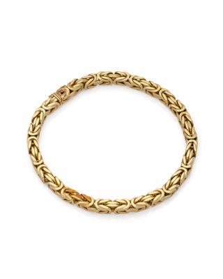 un bracelet en or sur fond blanc