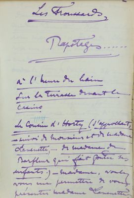un vieux livre sur lequel est inscrit un poème écrit à la main, posé sur une table